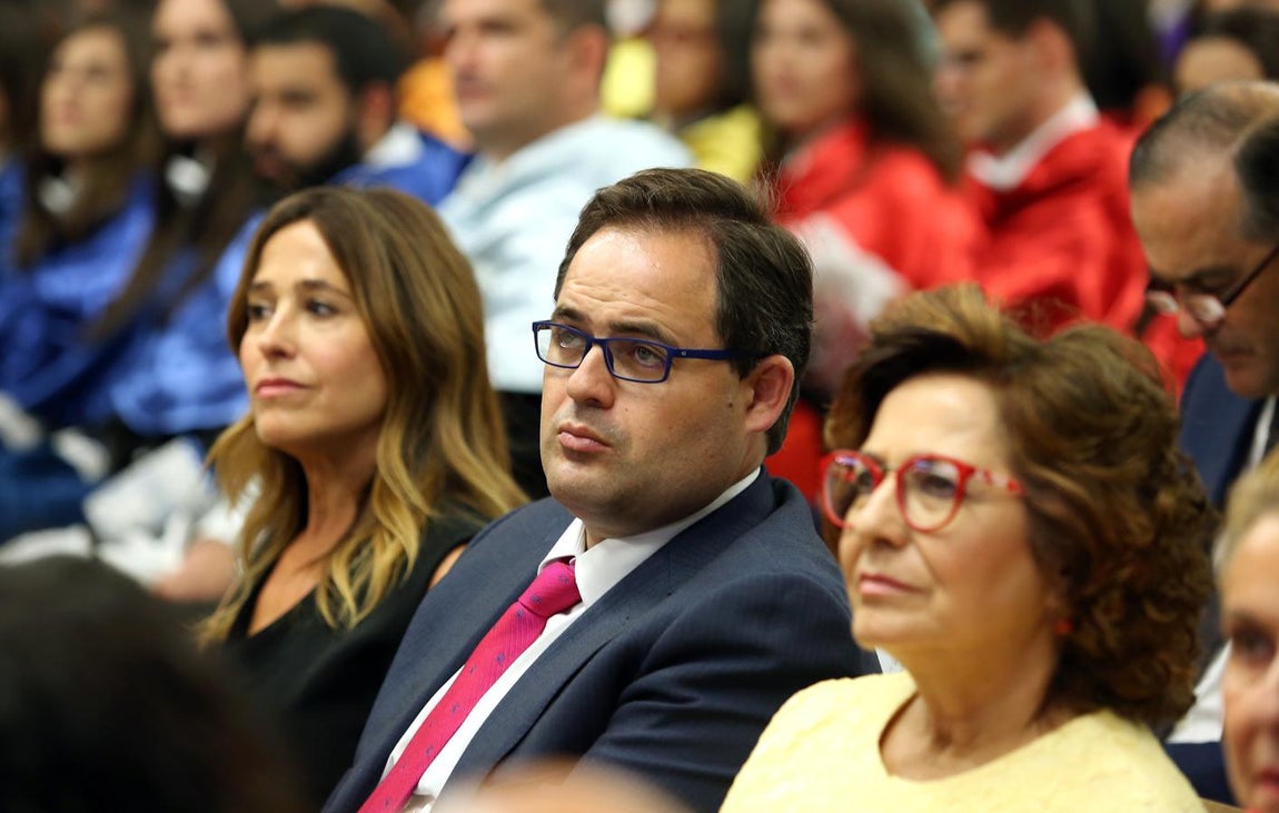 El líder del PP, Paco Núñez, con Carmen Riolobos. 