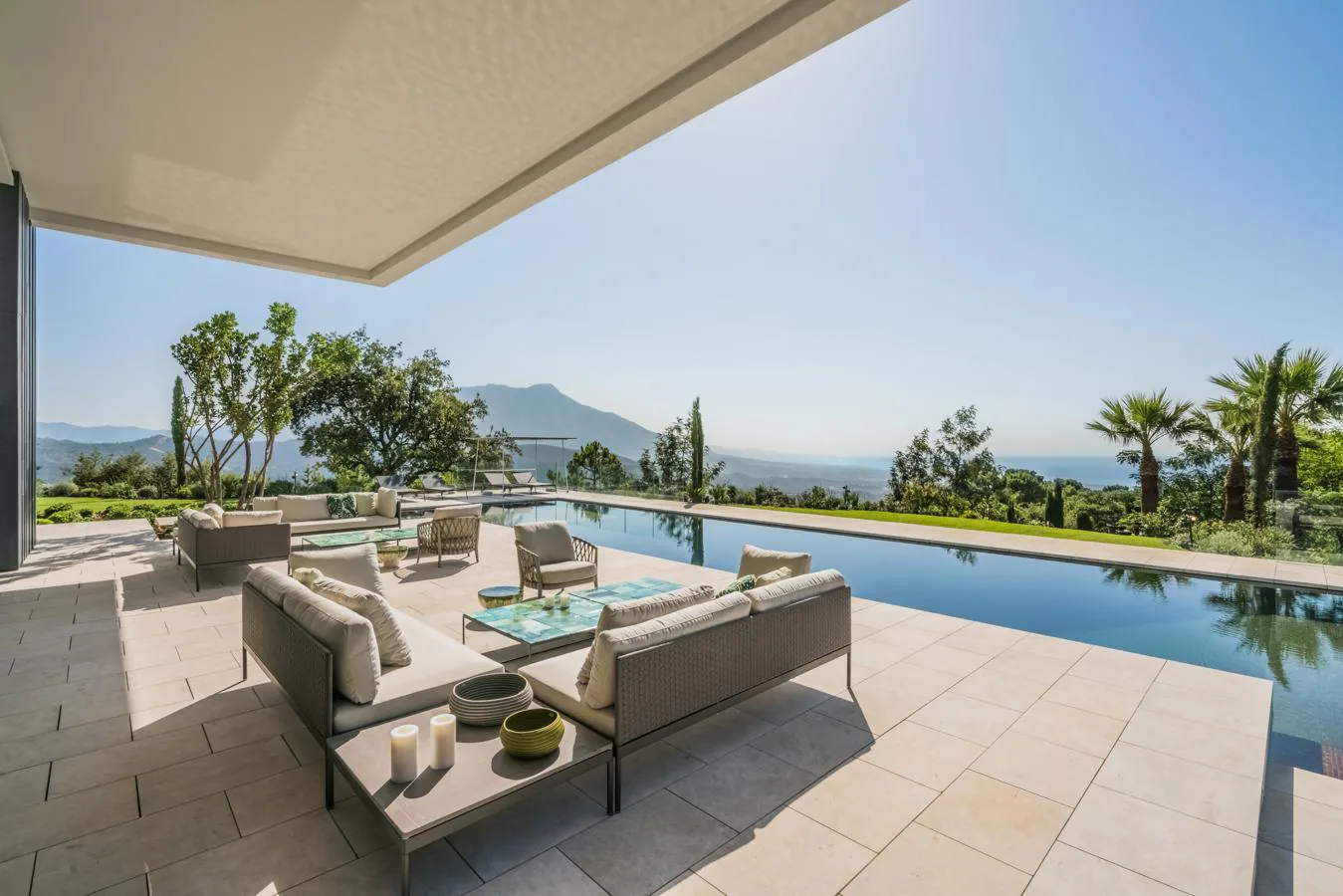 Villa Cullinam. Su terraza de 430 metros cuadrados es un atractivos ineludible. Saca todo el partido al agradable clima de la Costa del Sol