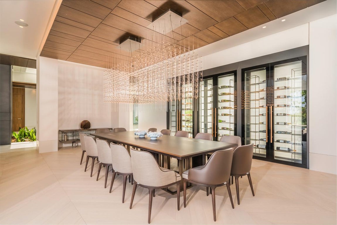 Villa Cullinam. La casa es diáfana y muy espaciosa. Sus  tiene 10 habitaciones y 14 cuartos de baño están cubiertos de materiales nobles