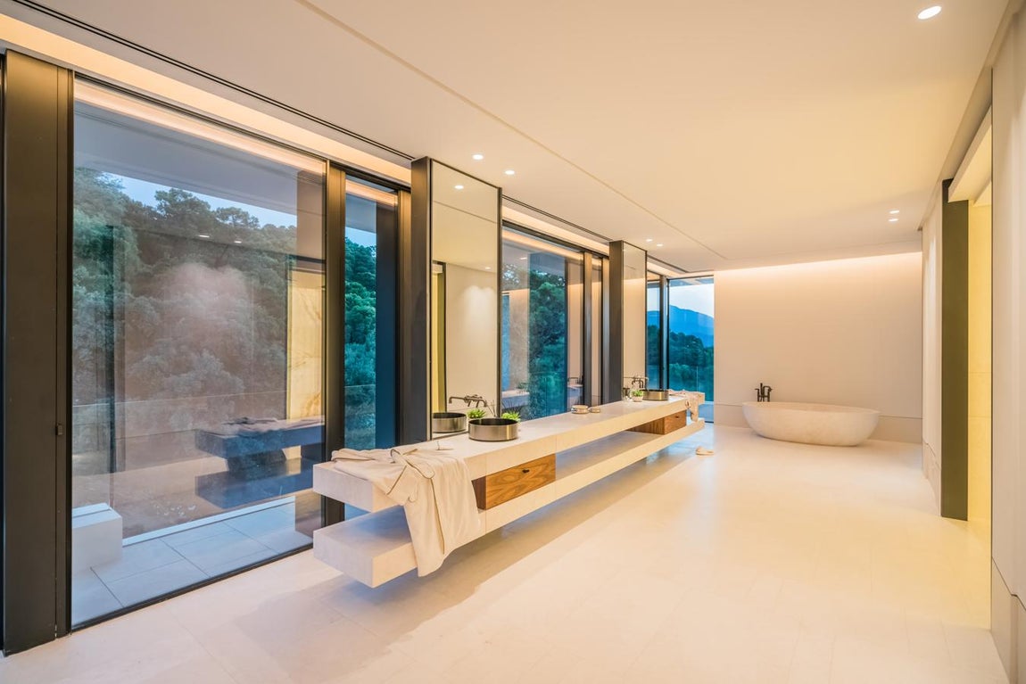 Villa Cullinam. El lujo está presente en todos los espacios. En la presentación se interesaron por la propiedad rostros conocidos del panorama español e internacional, personas influyentes y miembros de casas reales