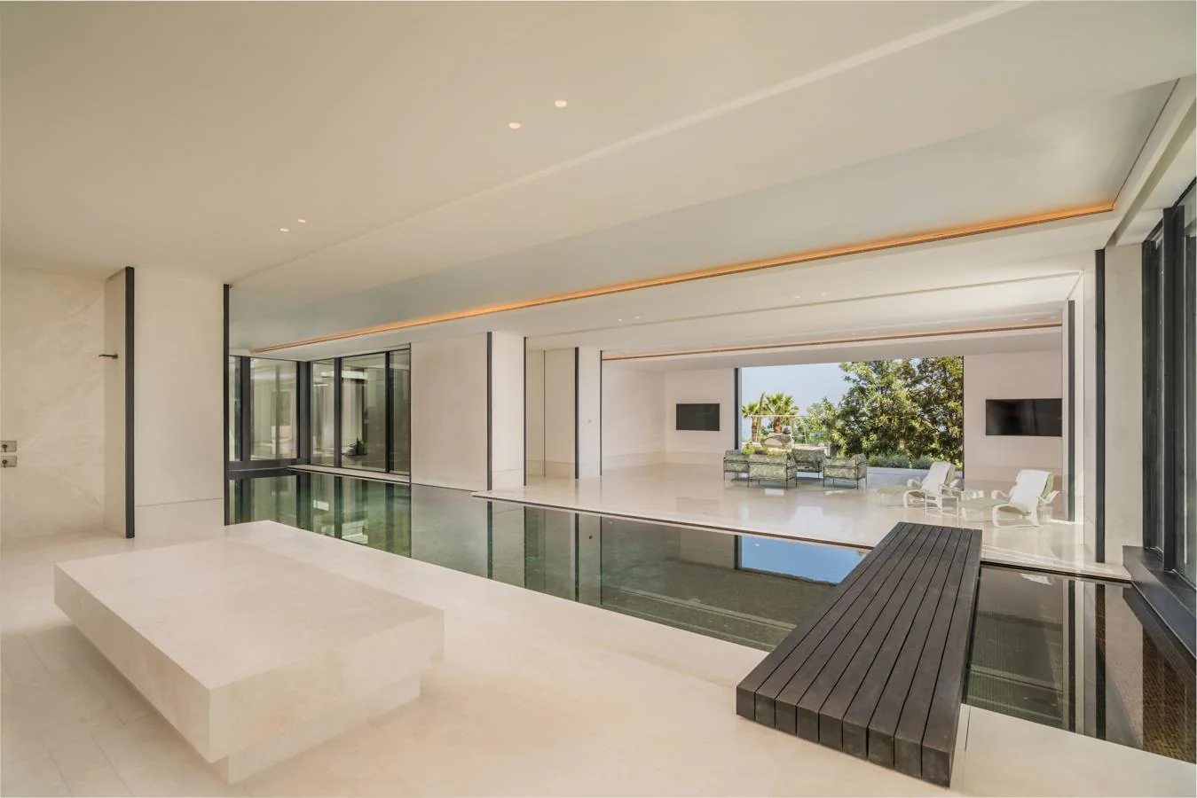 Villa Cullinam. Una piscina climatizada perfectamente integrada arquitectónicamente en la estancia es el eje vertebrador de la zona de spa