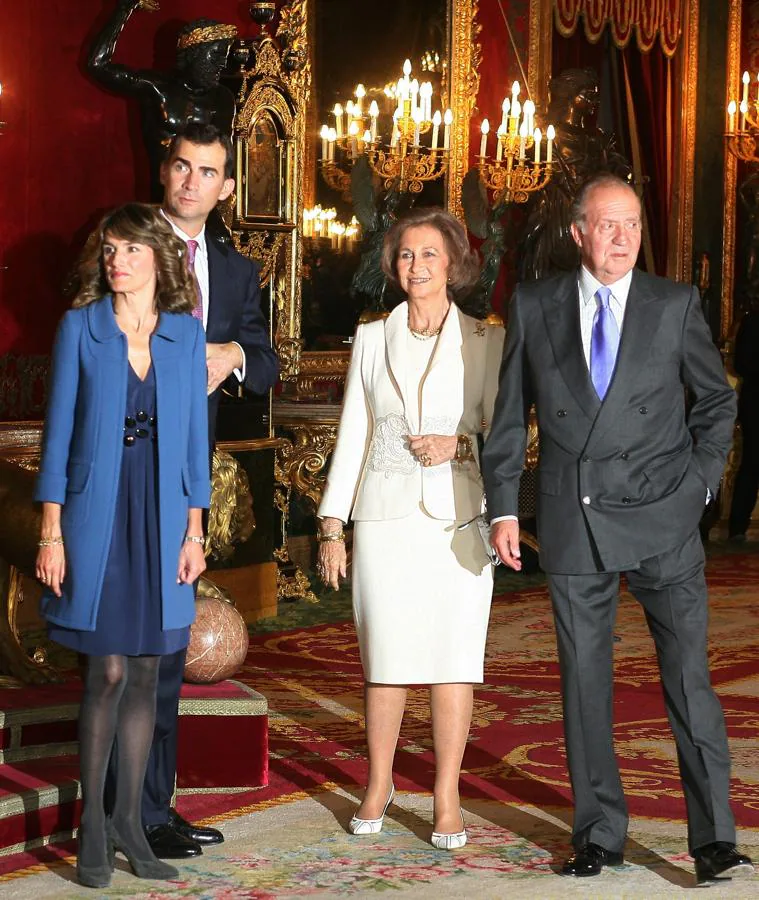 2007. Es raro ver a la Reina Doña Letizia con medias oscuras, por eso fue lo que más llamó la atención de su «look» de Felipe Varela compuesto por un sencillo vestido azul, tipo «baby doll»,con pedrería y un abrigo manga tres cuartos de la misma tonalidad