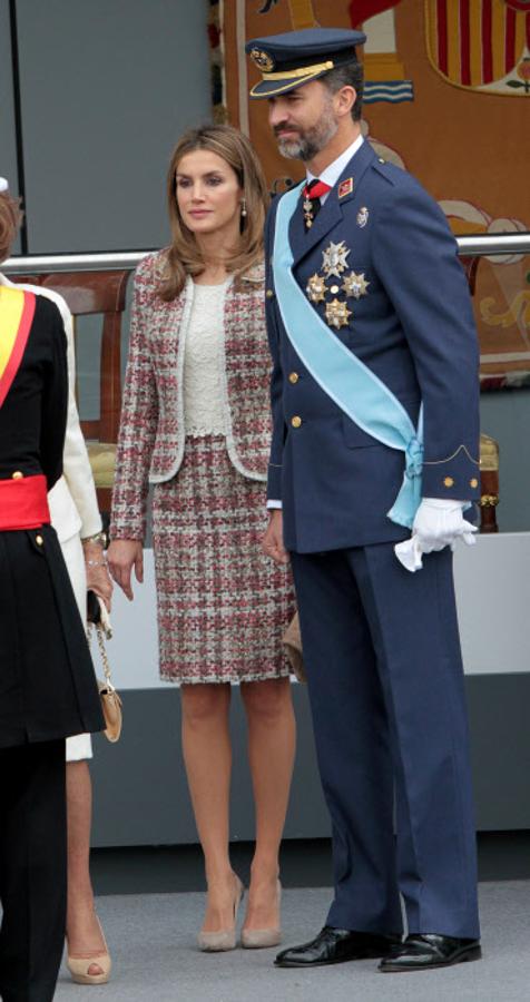 2012. Sin duda uno de sus conjuntos más sencillos pero elegantes, con aires franceses. Se componía por un cuerpo en encaje blanco, un traje de chaqueta y falda en tweed