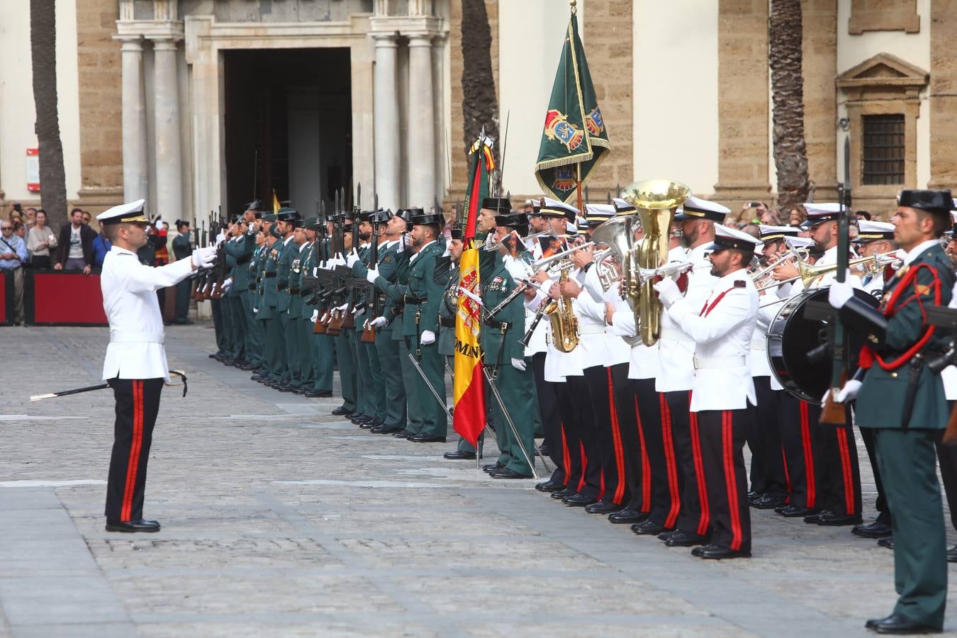 La Guardia Civil celebra el Día de la Virgen del Pilar en la Catedral de Cádiz