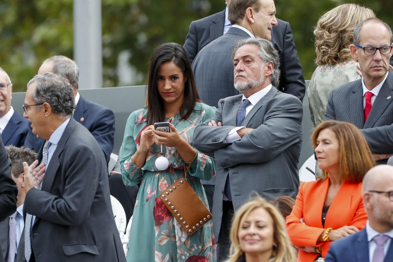 Begoña Villacís ha sido de las pocas que no ha optado por el color rojo para su conjunto. 