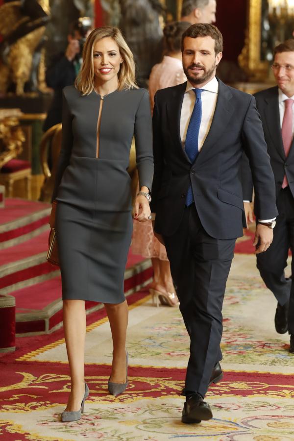 La esposa de Pablo Casado, Isabel Torres, ha optado por un vestido ajustado verde. Eso sí ha lucido en su muñeca una pulsera con los colores de España. 