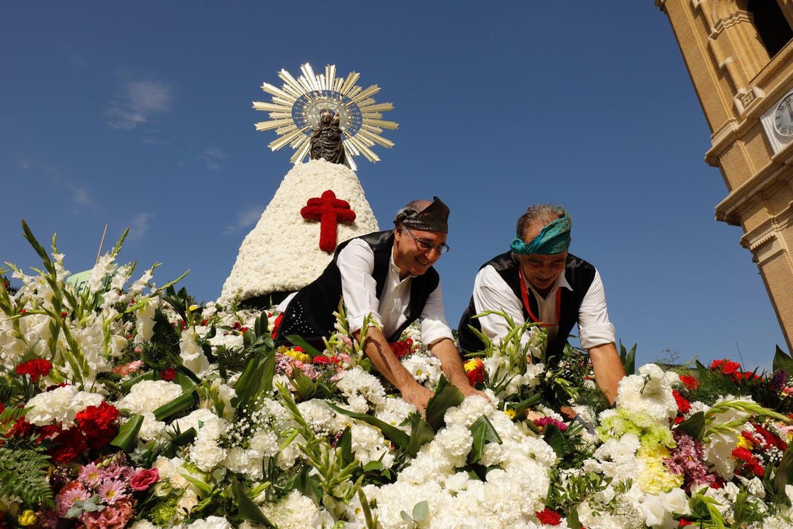 Un enorme manto floral. Durante más de 15 horas, los jardineros se esmeran para ir colocando los millones de flores que los oferentes van depositando a los pies de la imagen de la Virgen del Pilar