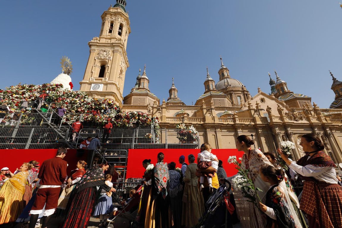 Una pirámide de 40 toneladas. El enorme manto floral se conforma sobre una estructura piramidal que pesa 40 toneladas, coronada por la imagen de la Virgen del Pilar y que permanece instalada durante días ante la Basílica zaragozana