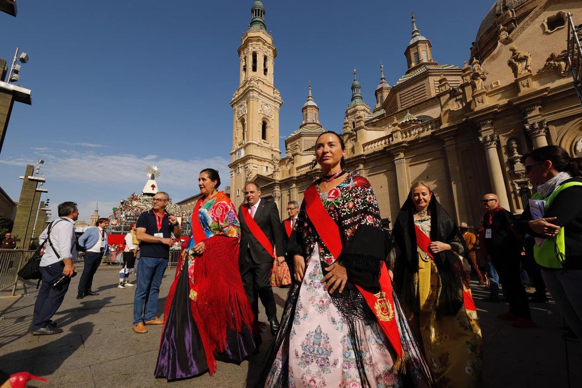 Presencia institucional. Además del alcalde, en la Ofrenda ha participado una nutrida representación municipal. En la imagen, concejales del Ayuntamiento de Zaragoza