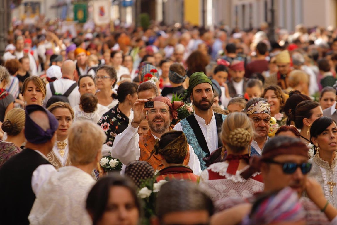 Una marea humana en honor a la Virgen del Pilar. Este año se han batido récords de participación. A las 20.15 horas ya se habían contabilizado más de 330.000 personas, y aún quedaban no menos de cuatro horas para que concluyera la Ofrenda