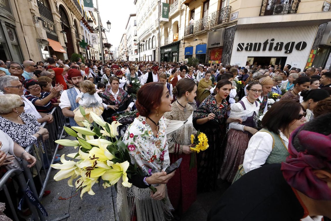Más de 800 grupos y miles de oferentes individuales. A la Ofrenda se puede acudir en grupo o de forma individual. Este año han participado 803 grupos, procedentes de todo Aragón, de otras regiones de España y de otros países, en particular de Iberoamérica