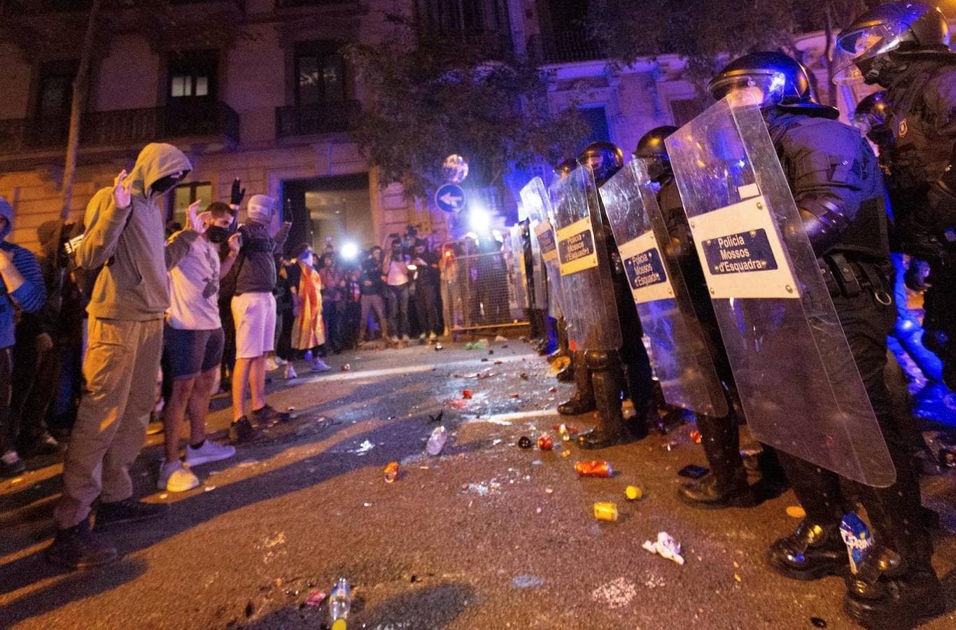 Activistas que participan en la protesta de CDR en Barcelona este lunes por la noche en Barcelona han encendido una hoguera justo ante el cordón de Mossos d'Esquadra colocado frente a ellos: lo han hecho a las 21 horas, y sobre las 21.10 han disminuido las llamas. 
