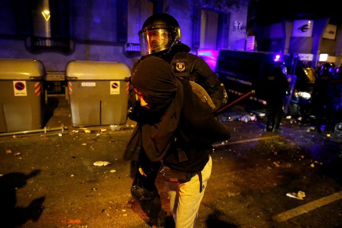 En el otro lado del cordón policial que rodea la Delegación de Gobierno, en la confluencia de las calles Mallorca y Pau Claris, los CDR han reunido a los manifestantes más violentos. 