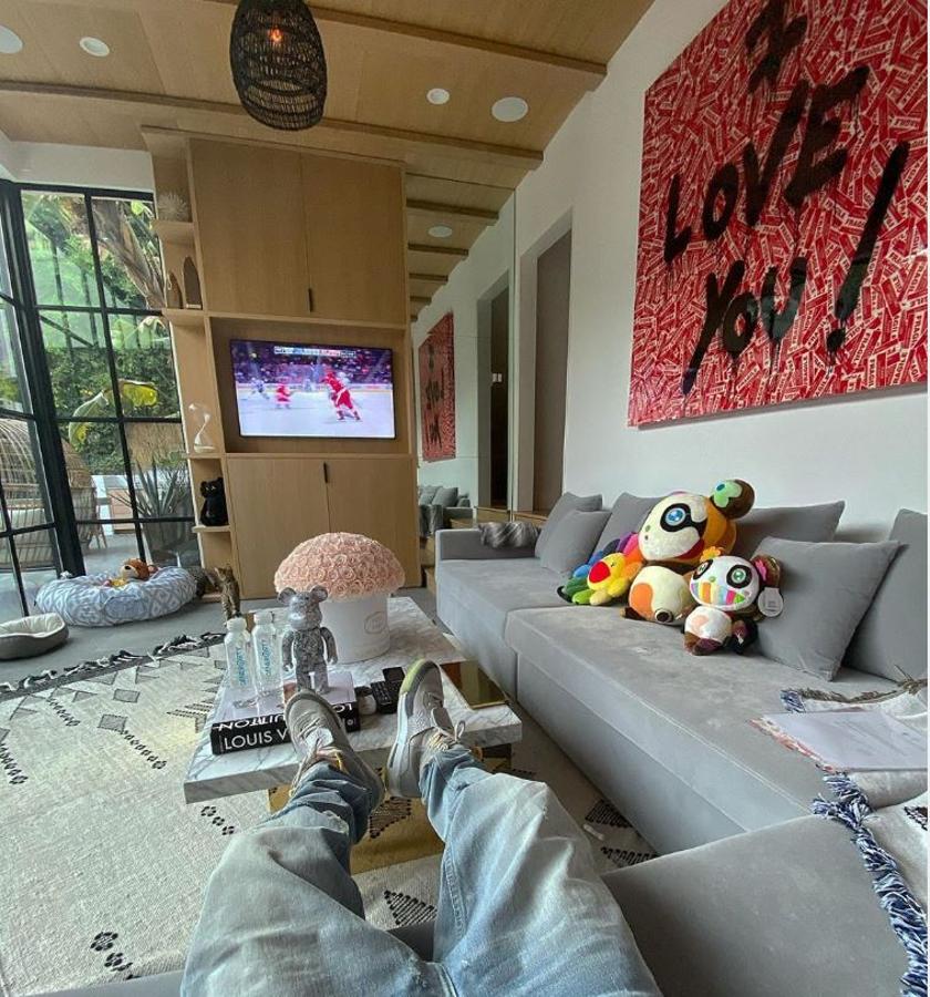 El lujo por el lujo. Un pisapaleles de Louis Vuitton, ramos de rosas, peluches de diseño y esculturas de autor son algunos de los ejemplos de las extravagantes piezas que decoran su salón