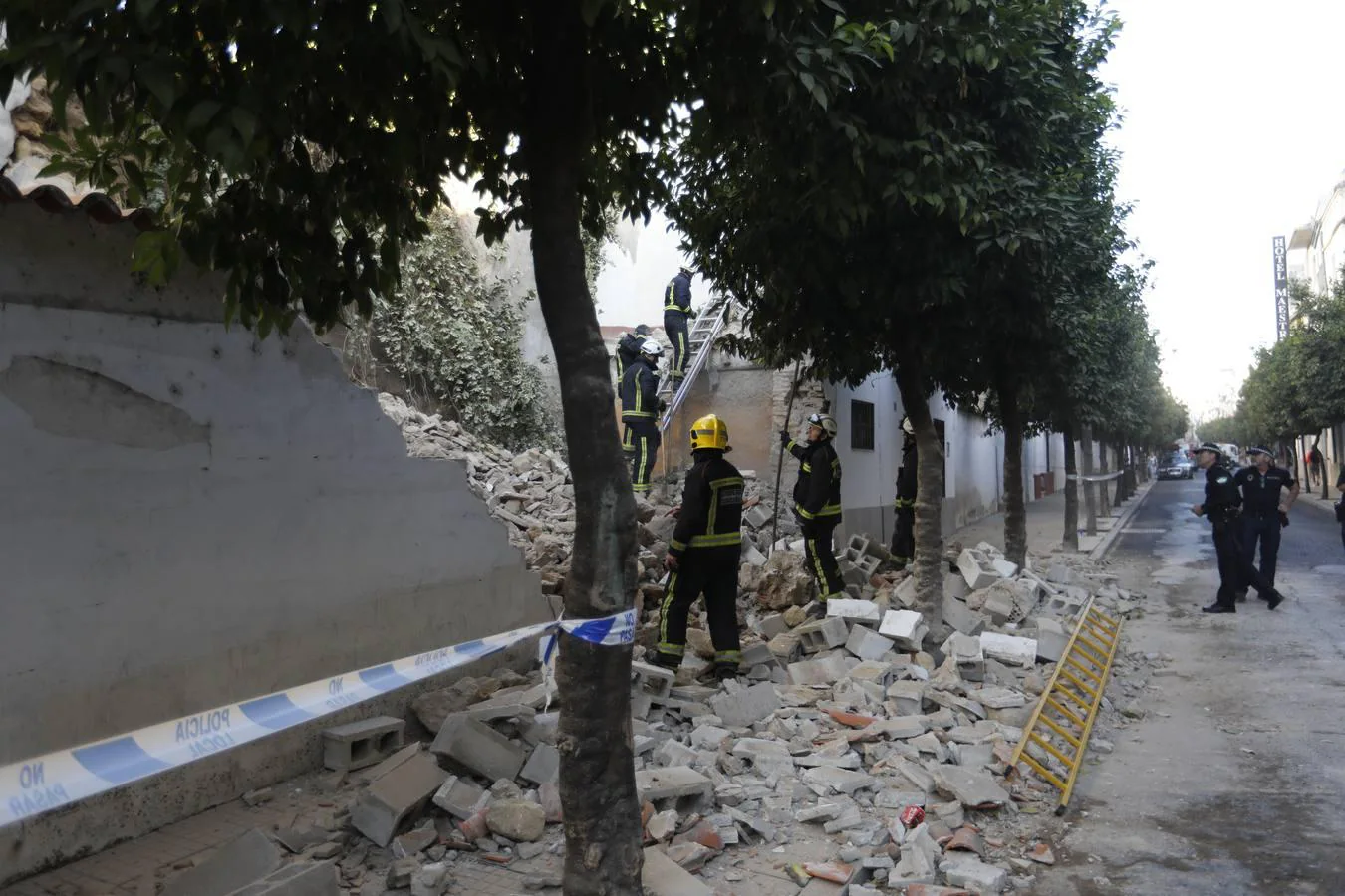 El derrumbe de un muro en la calle San Fernando de Córdoba, en imágenes