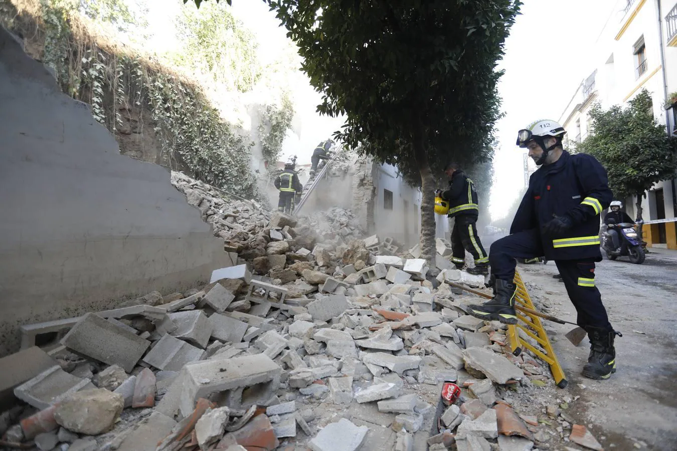 El derrumbe de un muro en la calle San Fernando de Córdoba, en imágenes