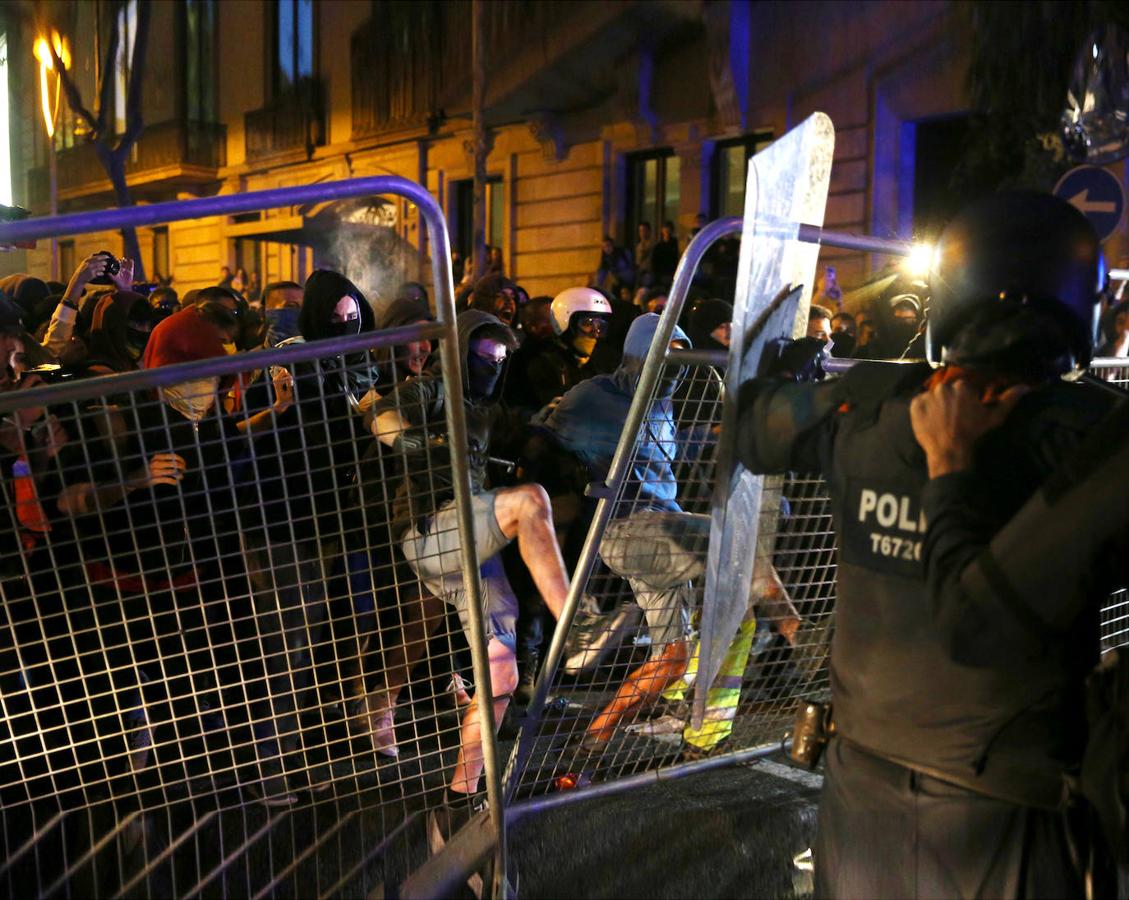 Los disturbios en Barcelona y Cataluña, en imágenes