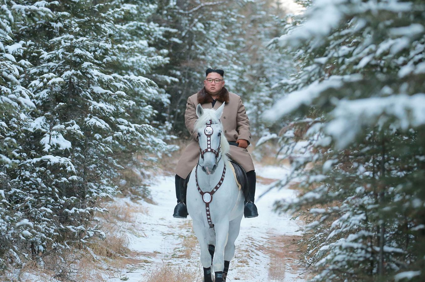 La cabalgada de Kim Jong-un en el monte sagrado de Paektu, en imágenes