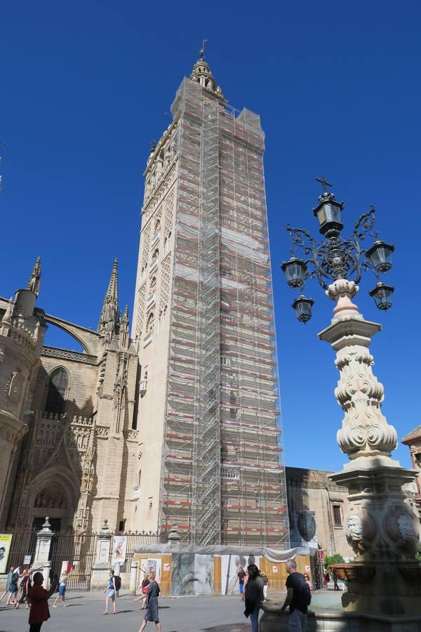 Fotogalería: la Giralda de Sevilla recupera su color original