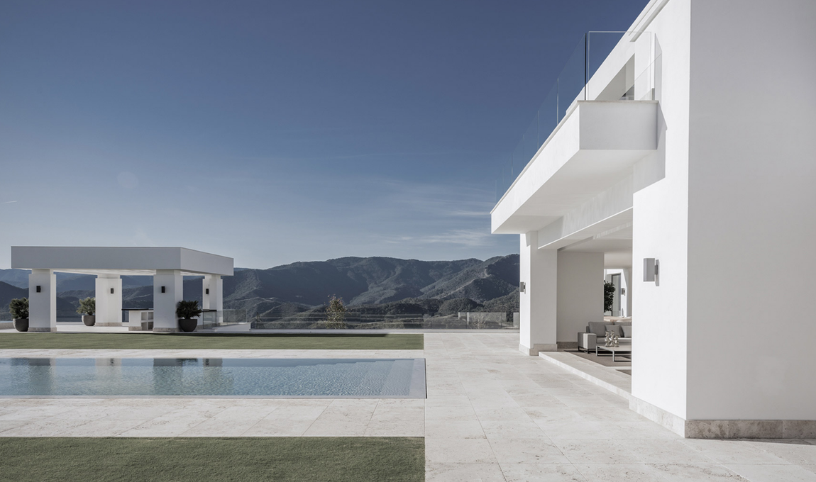 Villa Heaven 11. Situada en las colinas de La Zagaleta, uno de los desarrollos residenciales más deseables y exclusivos de toda Europa, Heaven 11 es una villa moderna basada en una arquitectura contemporánea.