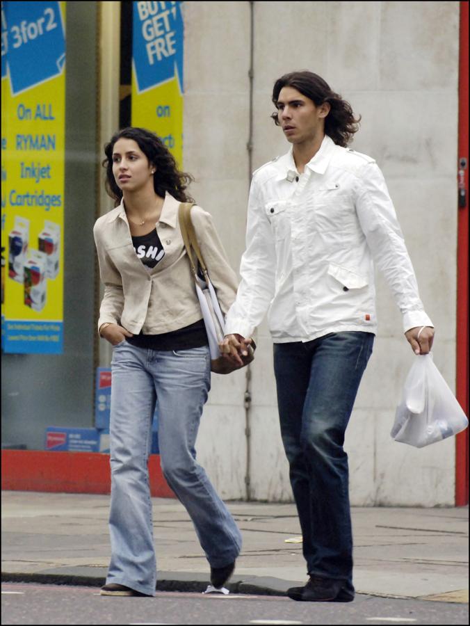 No tardaron en enamorarse. Ese mismo año ya paseaban su amor por las calles de Londres (imagen superior), aunque siempre fueron muy discretos. Nunca les gustó que su amor copase portadas de revistas ni titulares en la prensa. 