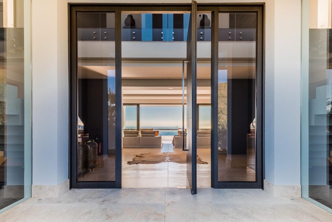 Villa Heaven 11. La casa cuenta con suelos de mármol, calefacción por suelo radiante, aire acondicionadio central, sistema de riego autámtico para el jardín y ventanas con dobles acristalamientos antibala.