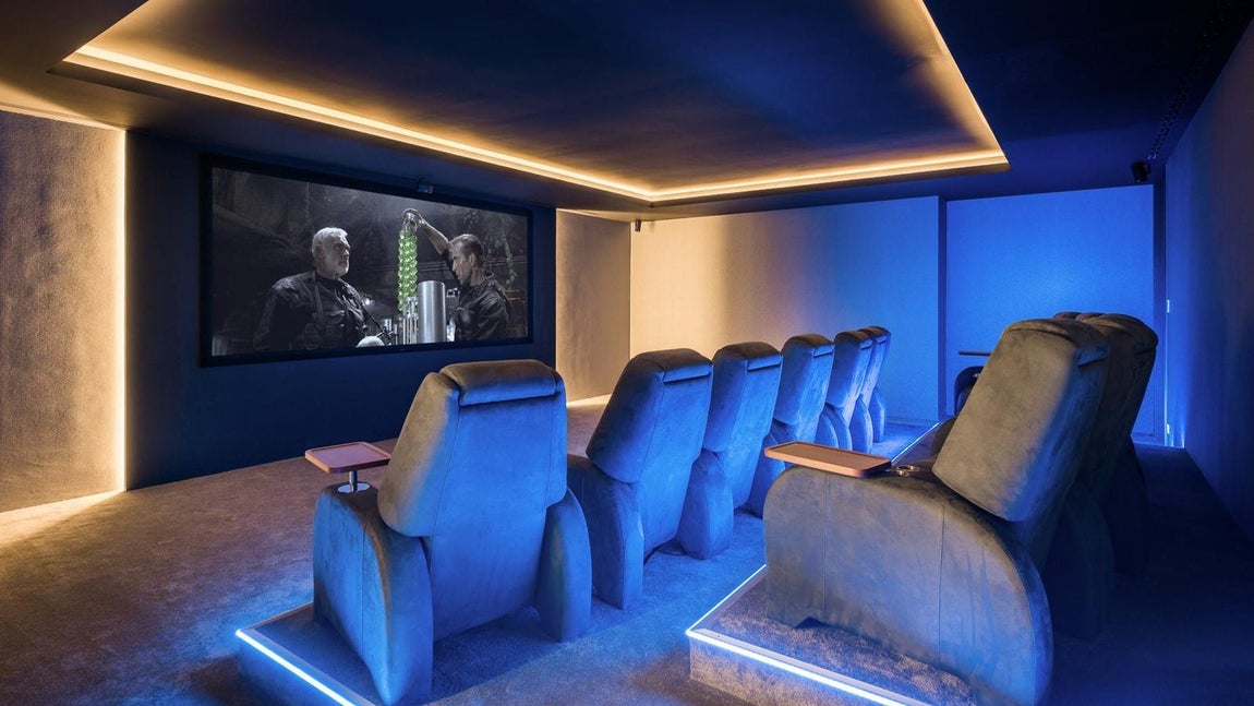 Villa Heaven 11. En el sótano encontrarás una sala de cine con un equipo de sonido de primera calidad. Dispone de 18 asientos de lo más cómodos. Además, justo al lado del vestíbulo inferior, hay una bodega a medida con sala de degustación , una oficina y dos apartamentos independientes para invitados.