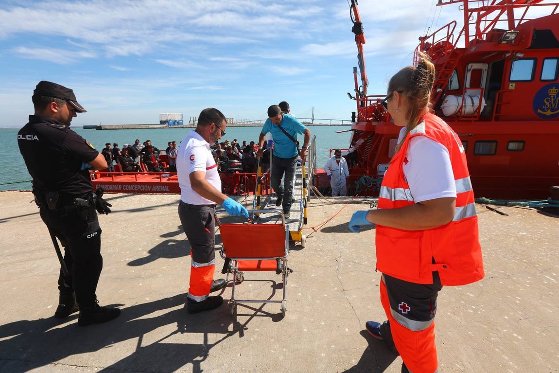 FOTOS: Un centenar de inmigrantes llega a Cádiz