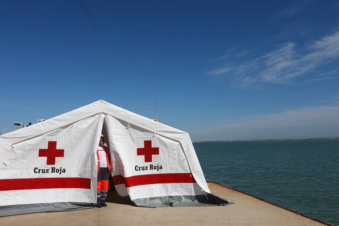 FOTOS: Un centenar de inmigrantes llega a Cádiz