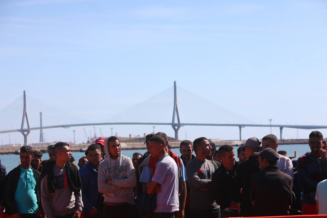 FOTOS: Un centenar de inmigrantes llega a Cádiz