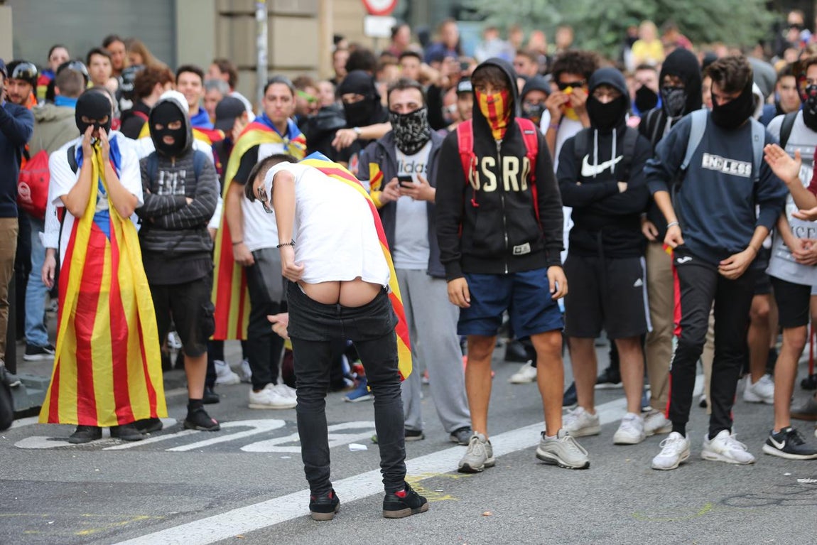 Los protestantes independentistas durante las protestas de la vía Laietana de Barcelona. 