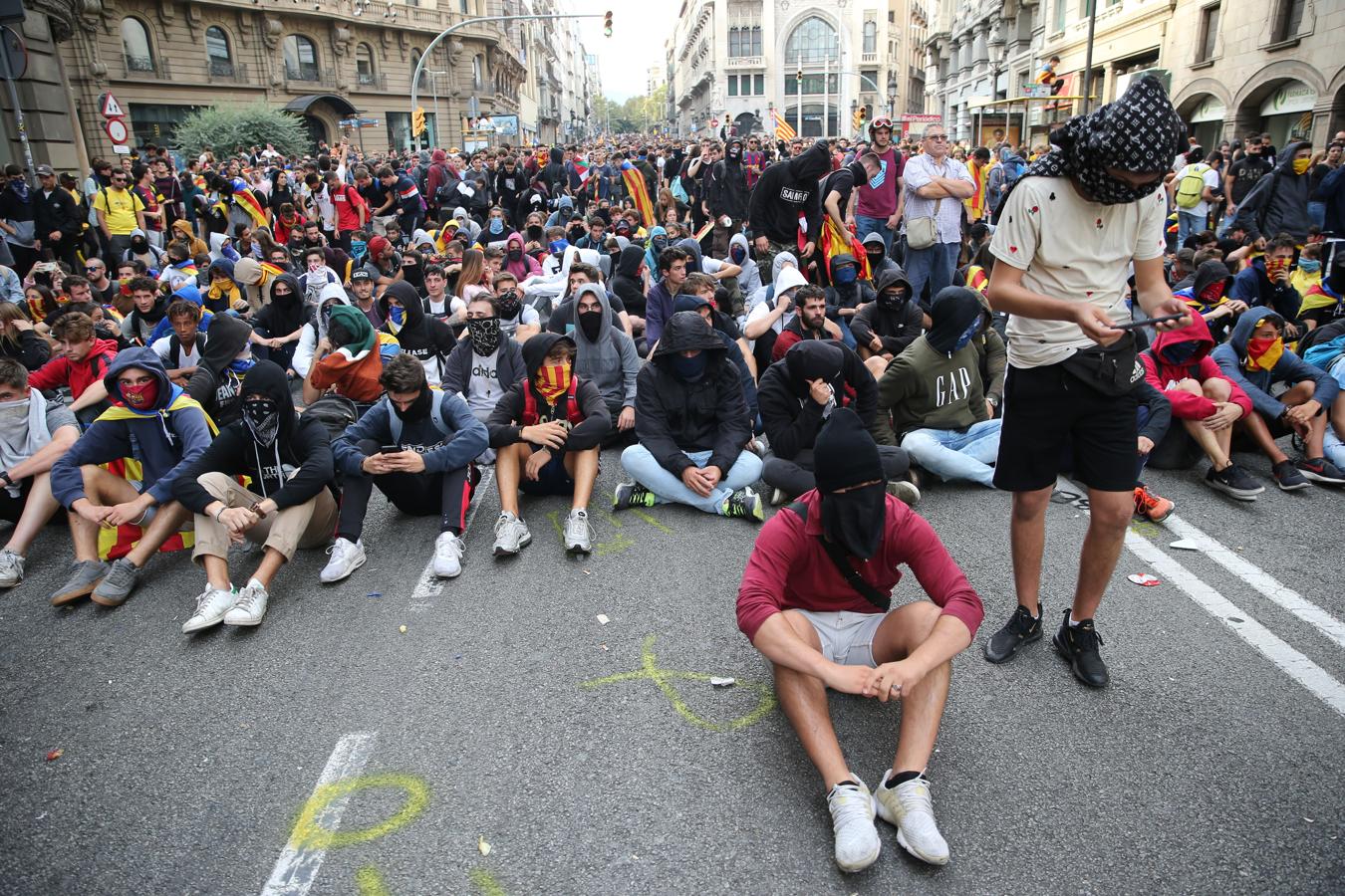 Protestas de la vía Laietana, durante la tarde del 18 de octubre de 2019. 