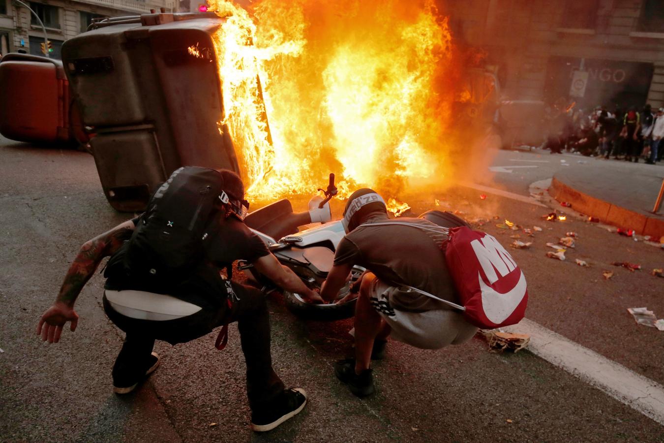 La Policía Nacional ha efectuado diversas cargas y ha disparado salvas para dispersar a un grupo de alborotadores y radicales que lanzan piedras y botellas y levantan barricadas en Barcelona. 