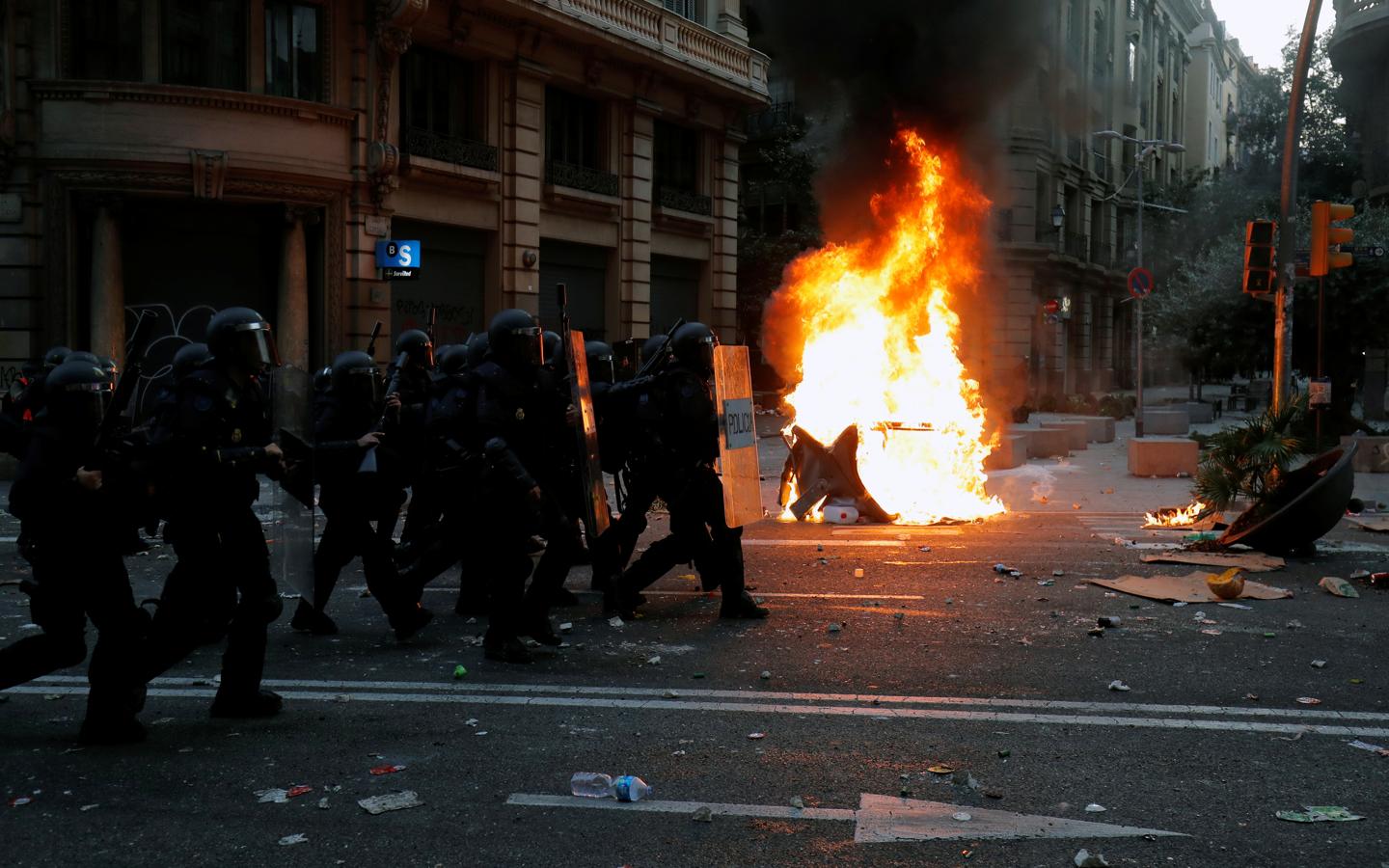 El gas pimienta hace irrespirable el ambiente en la plaza Urquinaona, donde se suceden las cargas. Los rebeldes, muchos encapuchados, ocupan también las calles aledañas. Hay mucha gente joven, pero también adolescentes. 