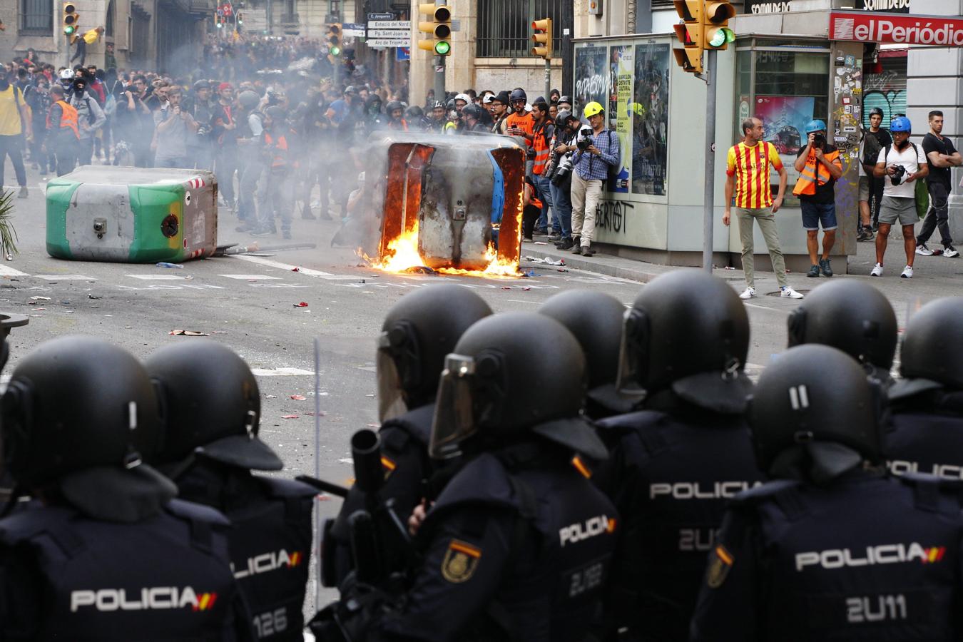 Muchos contenedores de basura han ardida en medio de las protestas en Barcelona. 