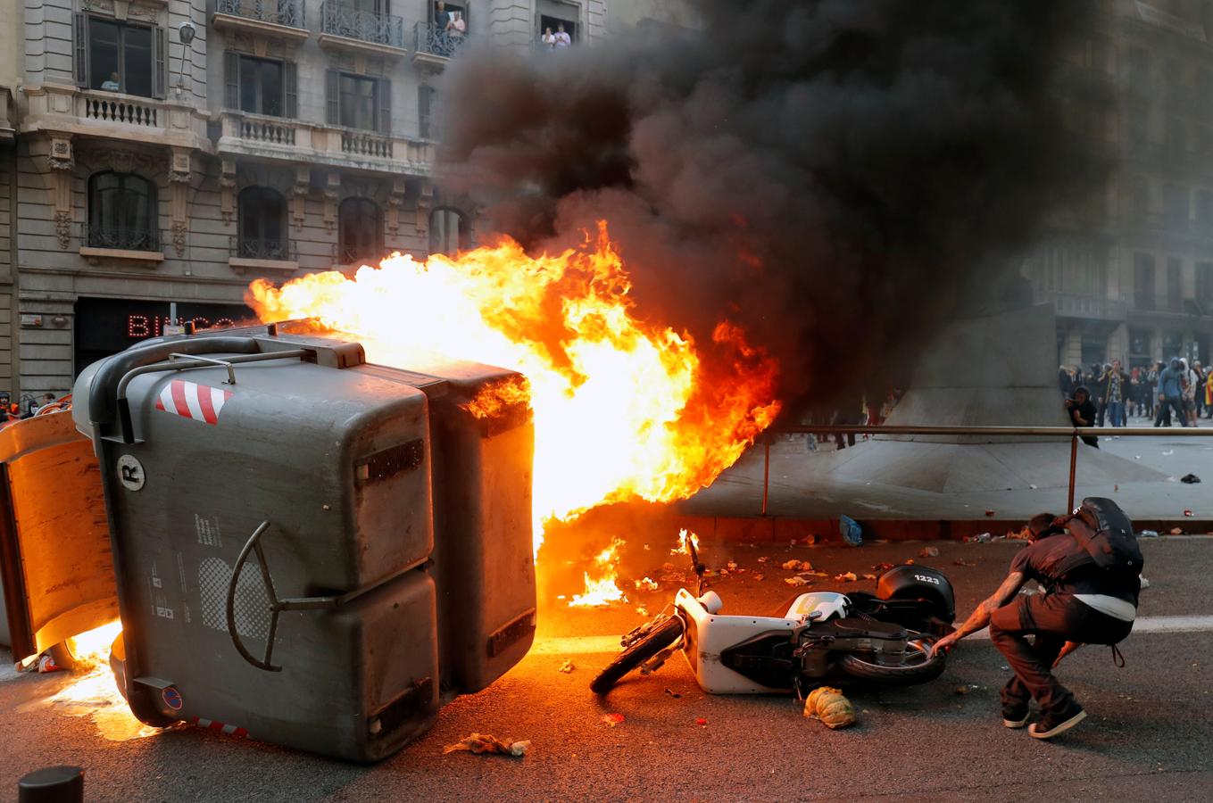 La Policía Nacional trata de avanzar ahora la línea hacia los radicales. Han conseguido limpiar totalmente Vía Laietana y ahora toda la batalla ver centra en Urquinaona. 