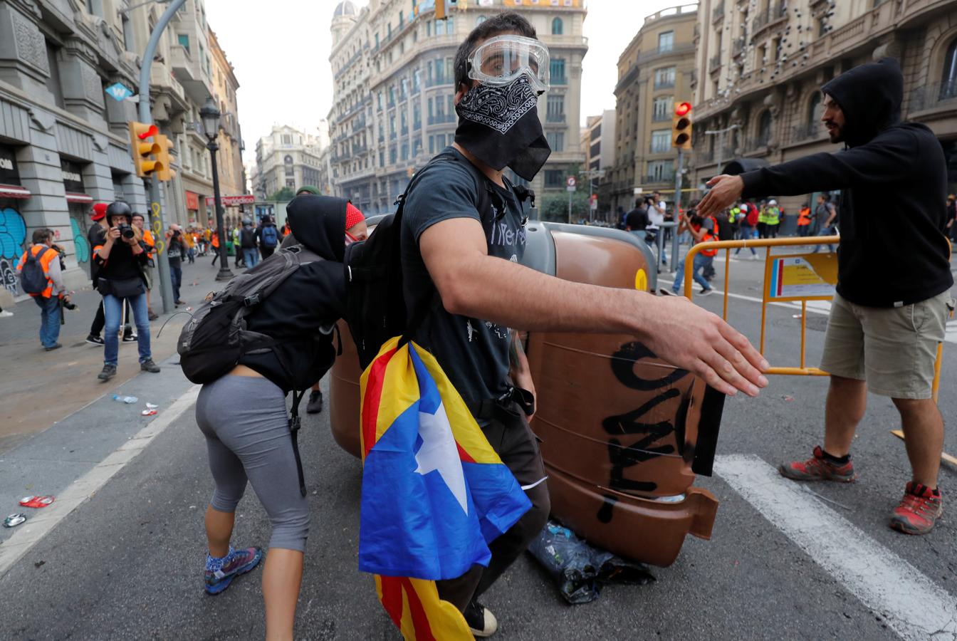 Los Mossos d'Esquadra recomiendan a la población que no se acerque a la zona de vía Layetana con plaza Urquinaona por «actos de vandalismo muy graves». 