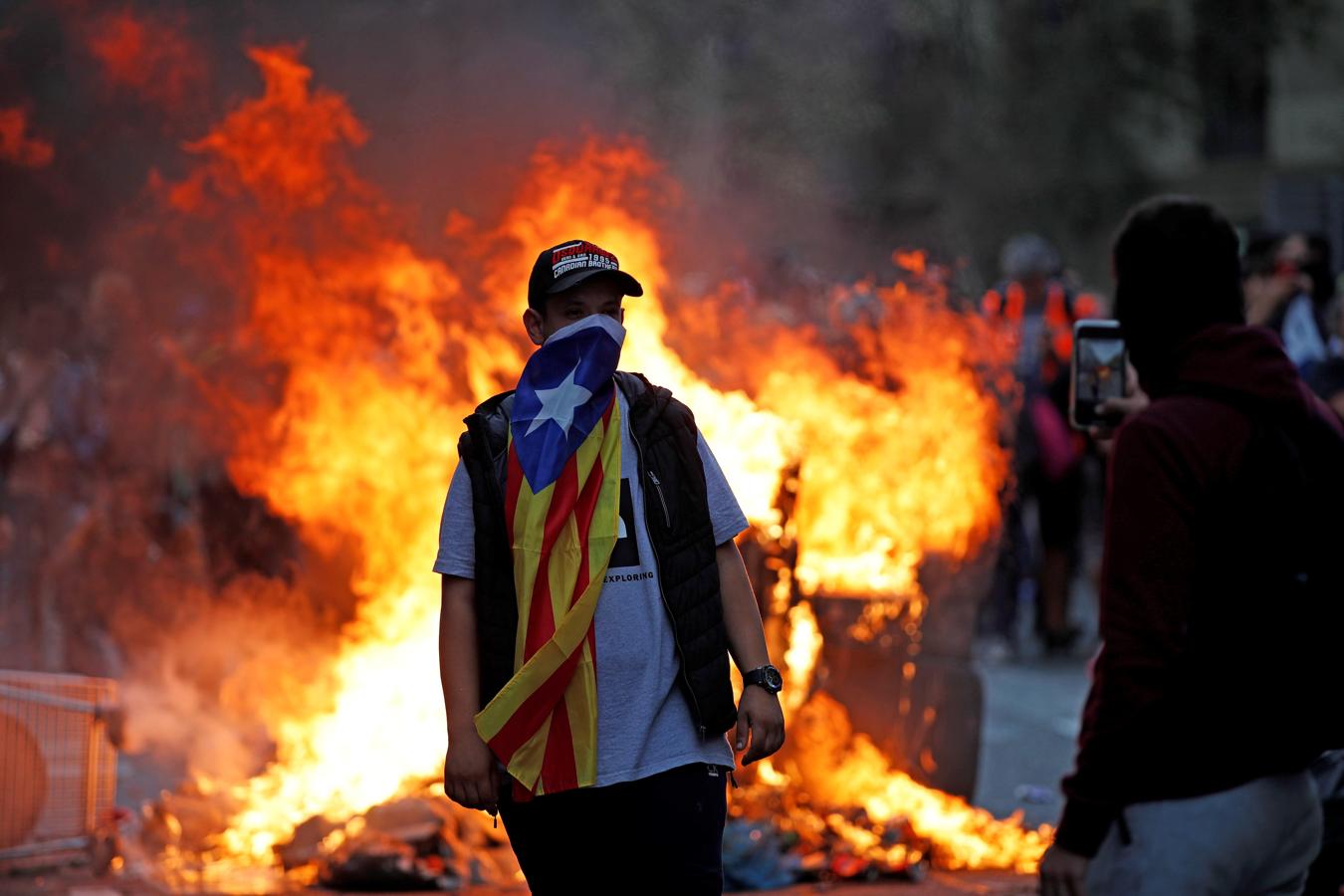 Manifestantes durante las protestas que se están produciendo ante la comisaria de la Policía Nacional de Via Laietana, en Barcelona. 