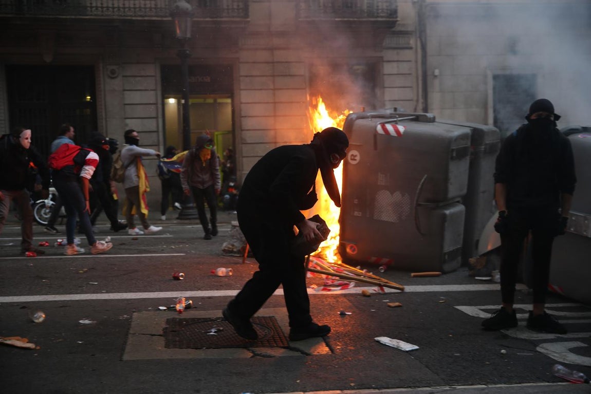 Vea las imágenes del fotógrafo de ABC a pie de barricada en los disturbios de Barcelona