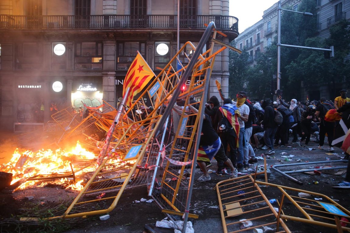 Vea las imágenes del fotógrafo de ABC a pie de barricada en los disturbios de Barcelona