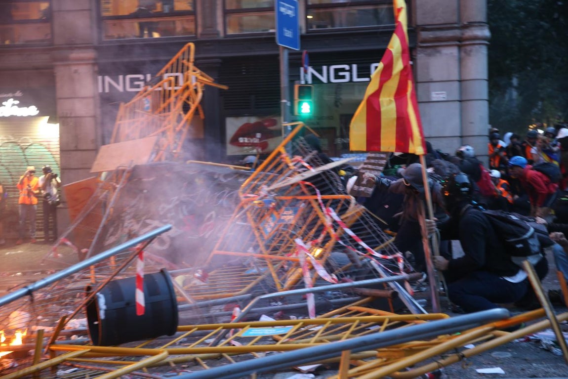 Vea las imágenes del fotógrafo de ABC a pie de barricada en los disturbios de Barcelona