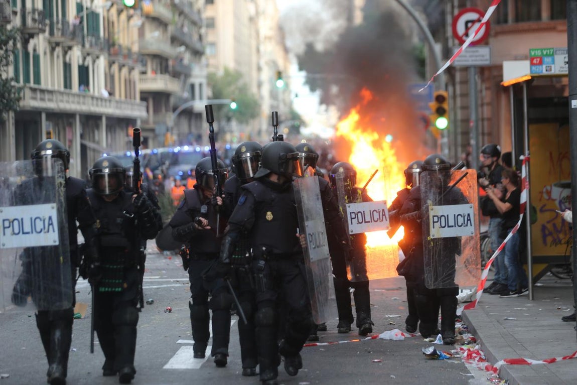 Vea las imágenes del fotógrafo de ABC a pie de barricada en los disturbios de Barcelona
