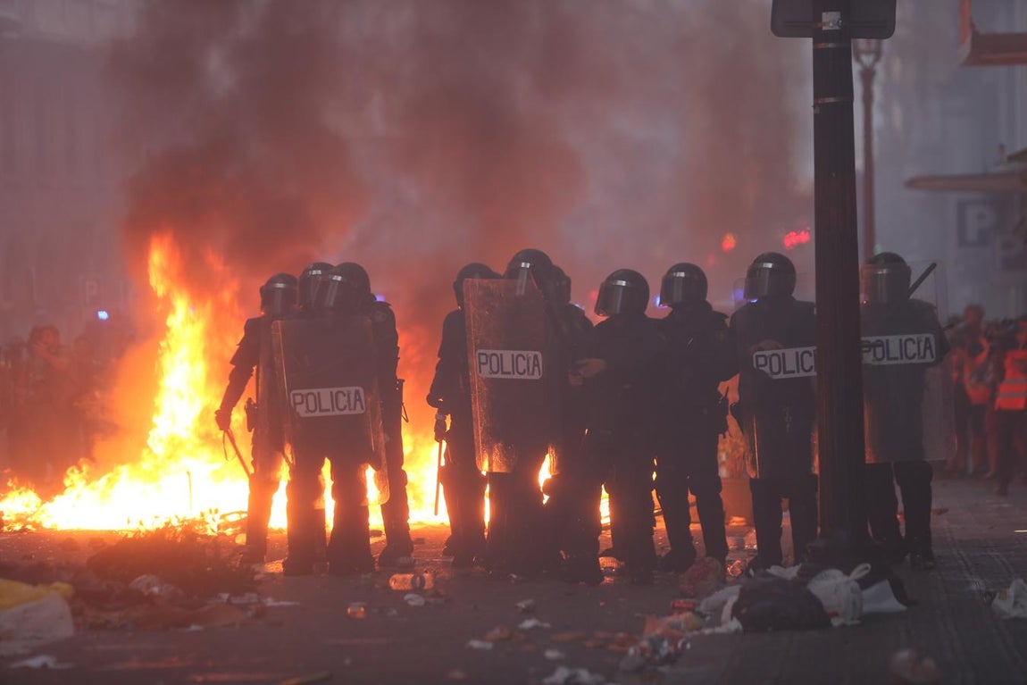 Vea las imágenes del fotógrafo de ABC a pie de barricada en los disturbios de Barcelona
