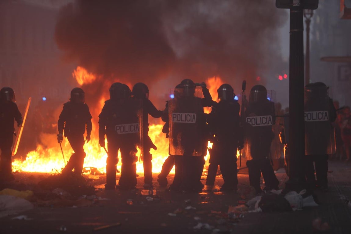 Vea las imágenes del fotógrafo de ABC a pie de barricada en los disturbios de Barcelona