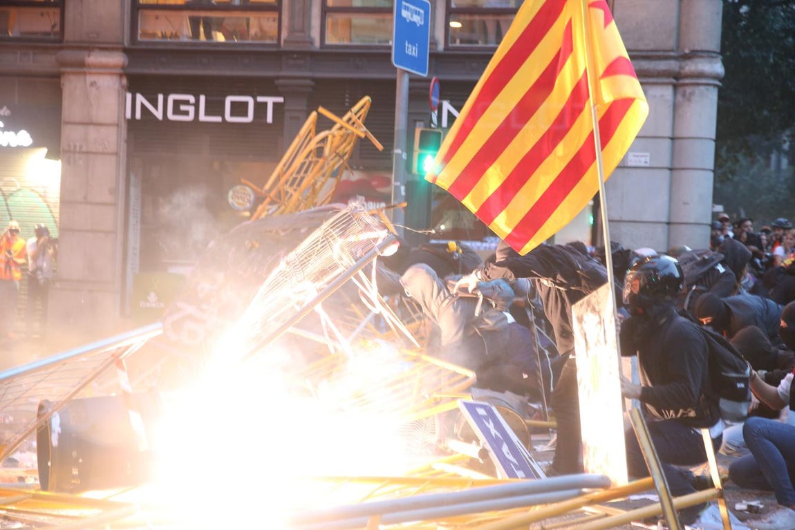 Vea las imágenes del fotógrafo de ABC a pie de barricada en los disturbios de Barcelona