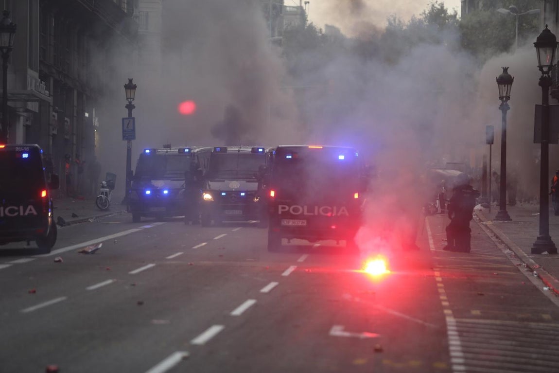 Vea las imágenes del fotógrafo de ABC a pie de barricada en los disturbios de Barcelona