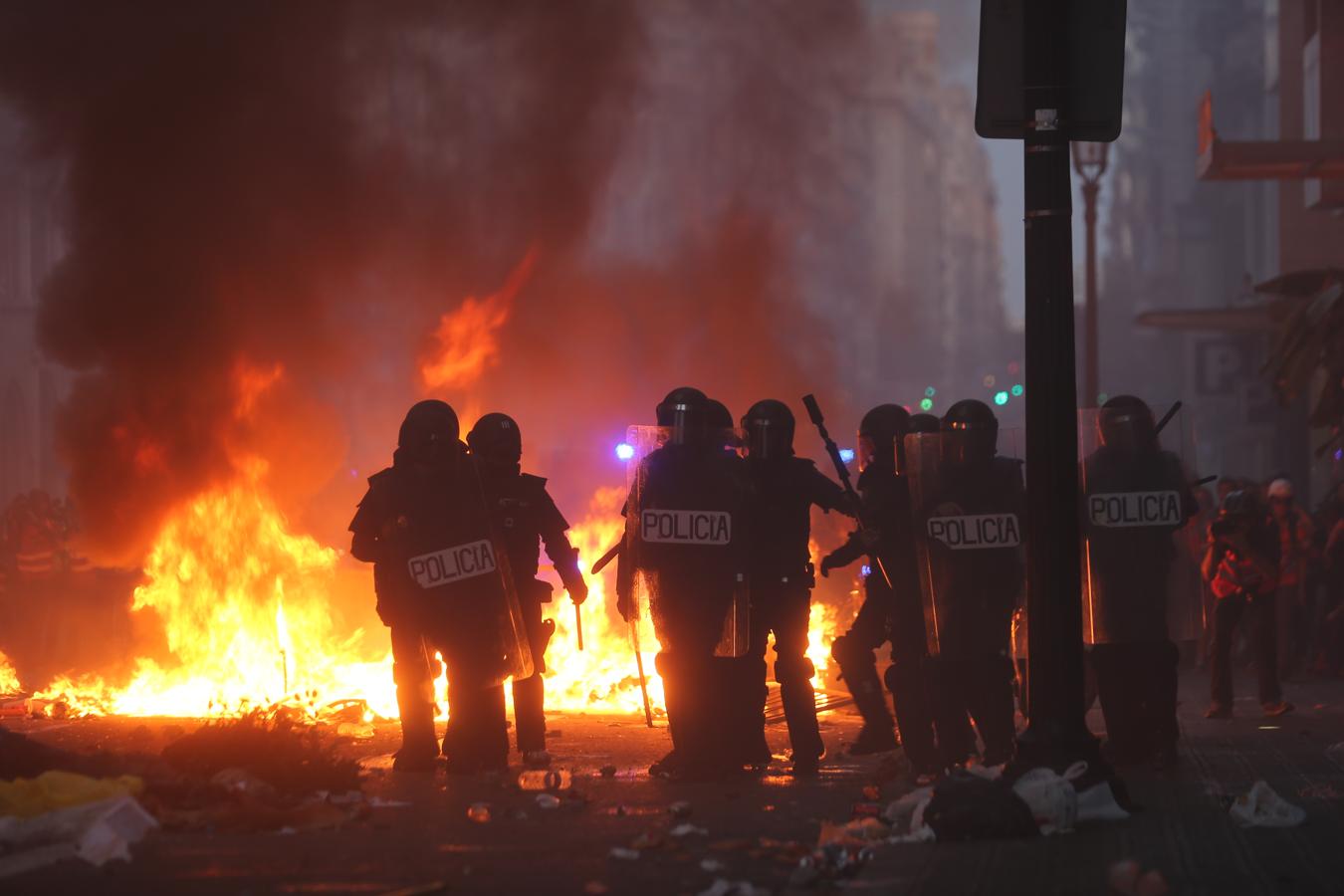 Vea las imágenes del fotógrafo de ABC a pie de barricada en los disturbios de Barcelona