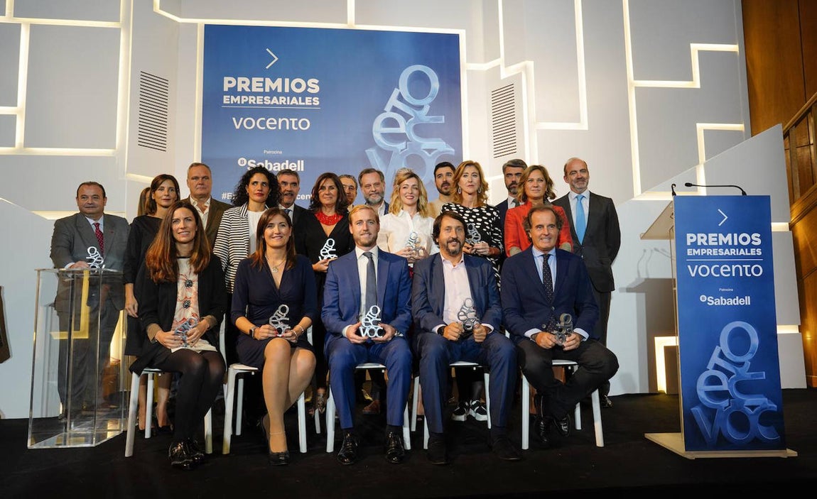 Entrega de los III Premios Empresariales de Vocento, en imágenes. Foto de familia con los representantes de las 15 compañías premiadas: Alsa, La Liga, Naturgy, CIE Automotive, Huawei, Reale Seguros, Repsol, Carrefour, Mutua Madrileña, CO2 Revolution, Red Points, Correos, Tracer, Joselito e Iberia