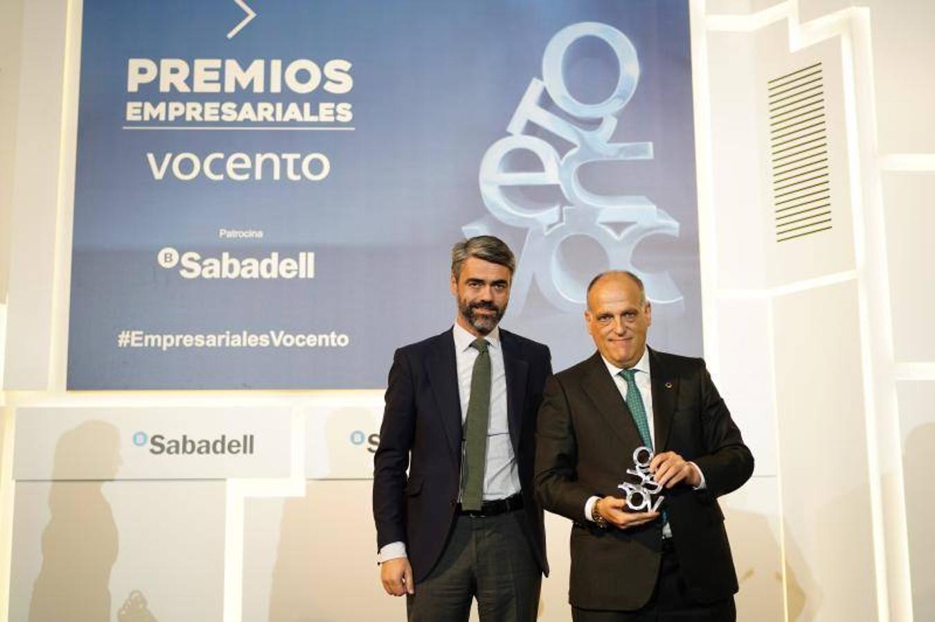 Entrega de los III Premios Empresariales de Vocento, en imágenes. El presidente de La Liga, Javier Tebas junto al consejero delegado de Vocento, Luis Enríquez
