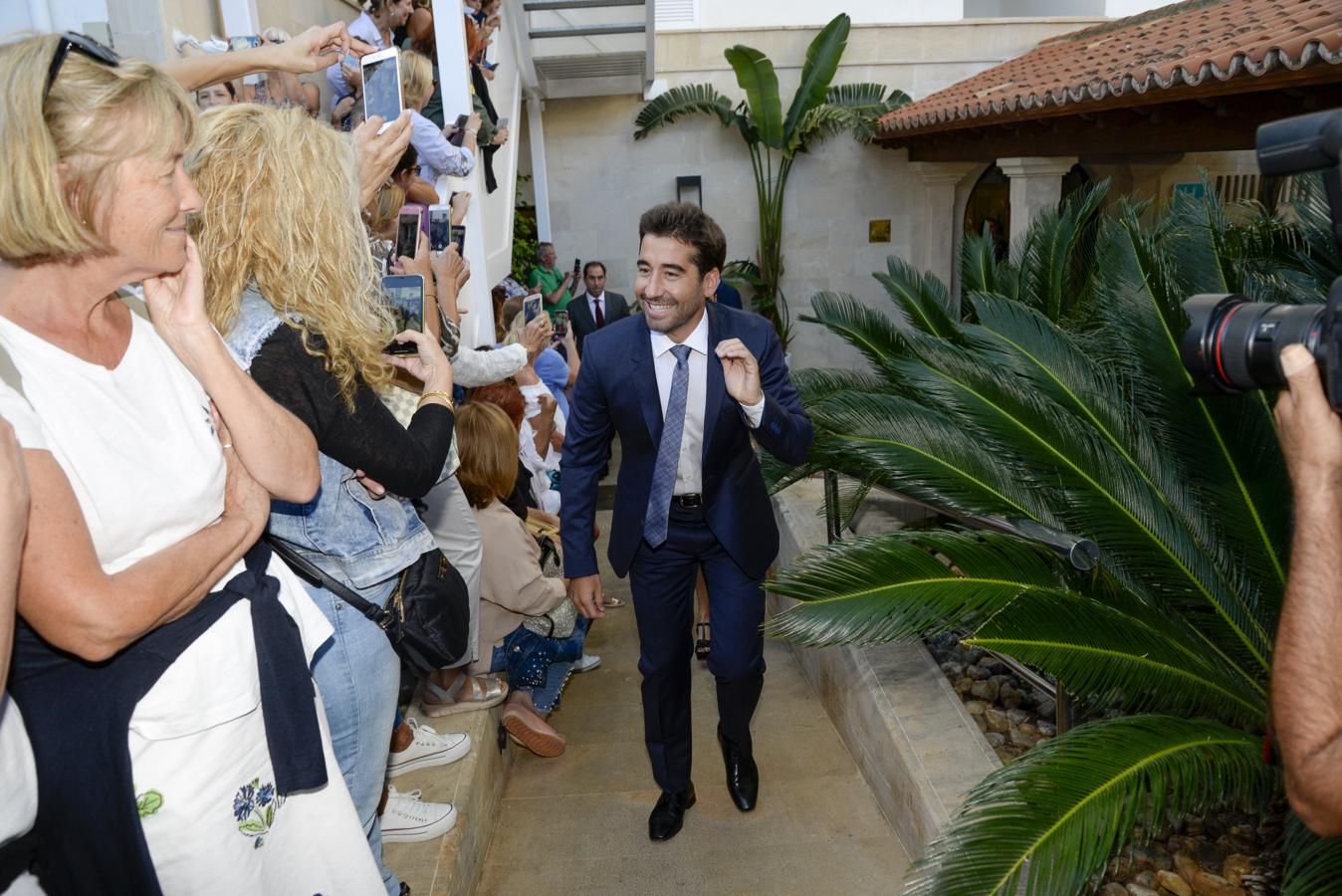 Marc López. Muy sonriente, ha saludado a la salida del hotel